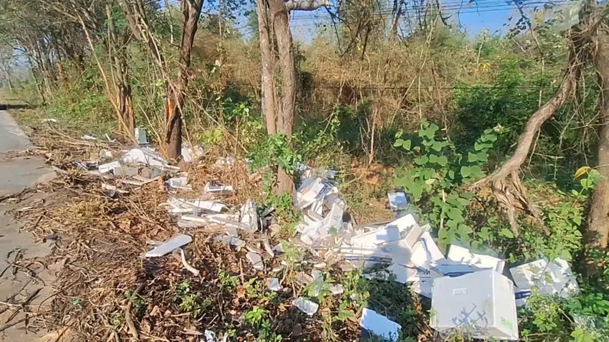 ผกก.เถินเรียกสอบ 28 ชาวบ้าน รุมเก็บกุ้งจากเหตุรถกระบะคว่ำ