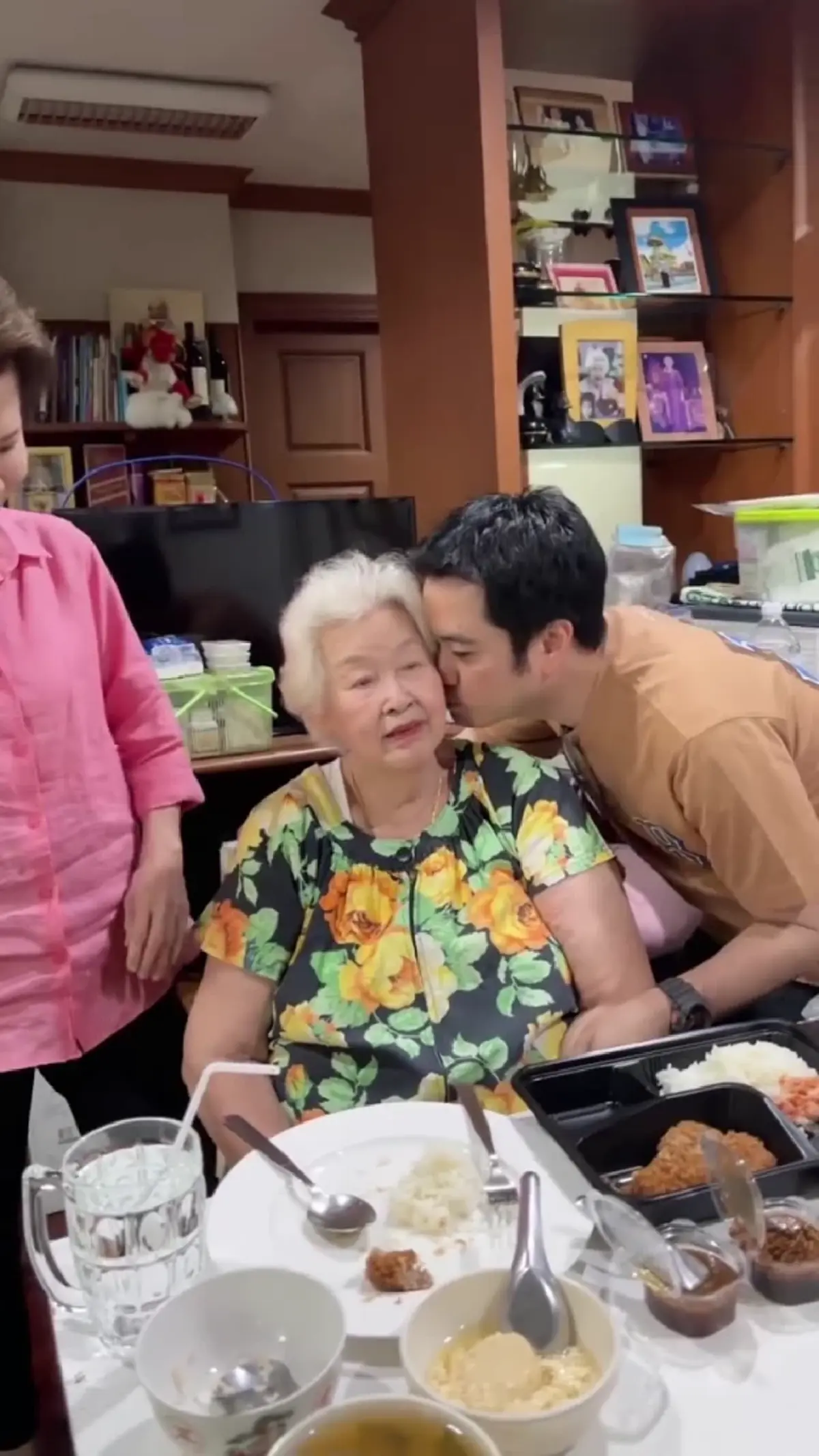 ฮือฮาโซเชียล! คุณแม่ “ดวงดาว จารุจินดา” อายุ 97 ปี ยังสวยสดใส 