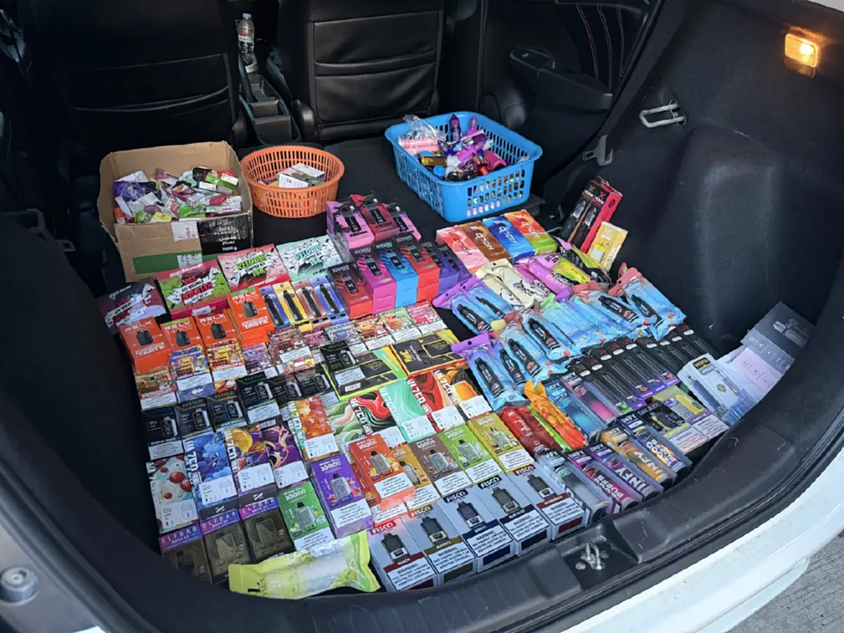 บุกจับกลางถนน! ฝ่ายปกครองบางละมุงรวบร้านบุหรี่ไฟฟ้า