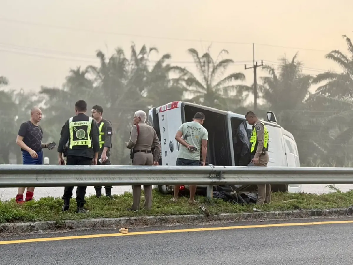 ซิ่งหนีด่านย้อนศร 20 กม. ก่อนพลิกคว่ำเทกระจาด พบต่างด้าว 12 ราย