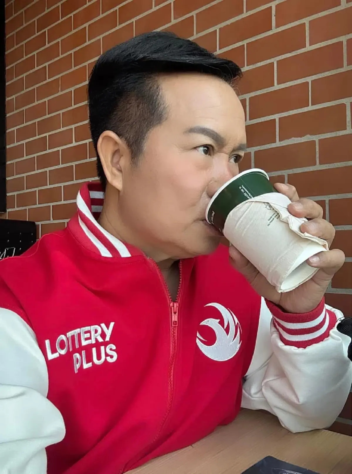 ลูกทุ่งดัง มนต์สิทธิ์ คำสร้อย โชว์เลขเซียมซี เขย่าได้เลขสวย