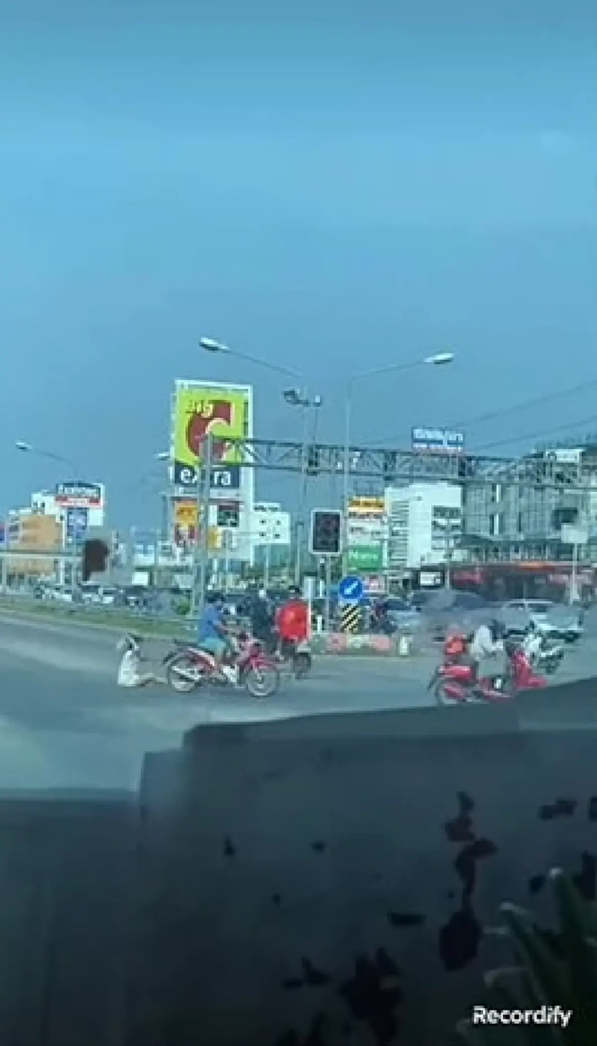 รู้แล้ว ต้นตอคู่รักทะเลาะกลางแยกไฟแดง ผู้ชายต้องเดินง้อกลางถนน