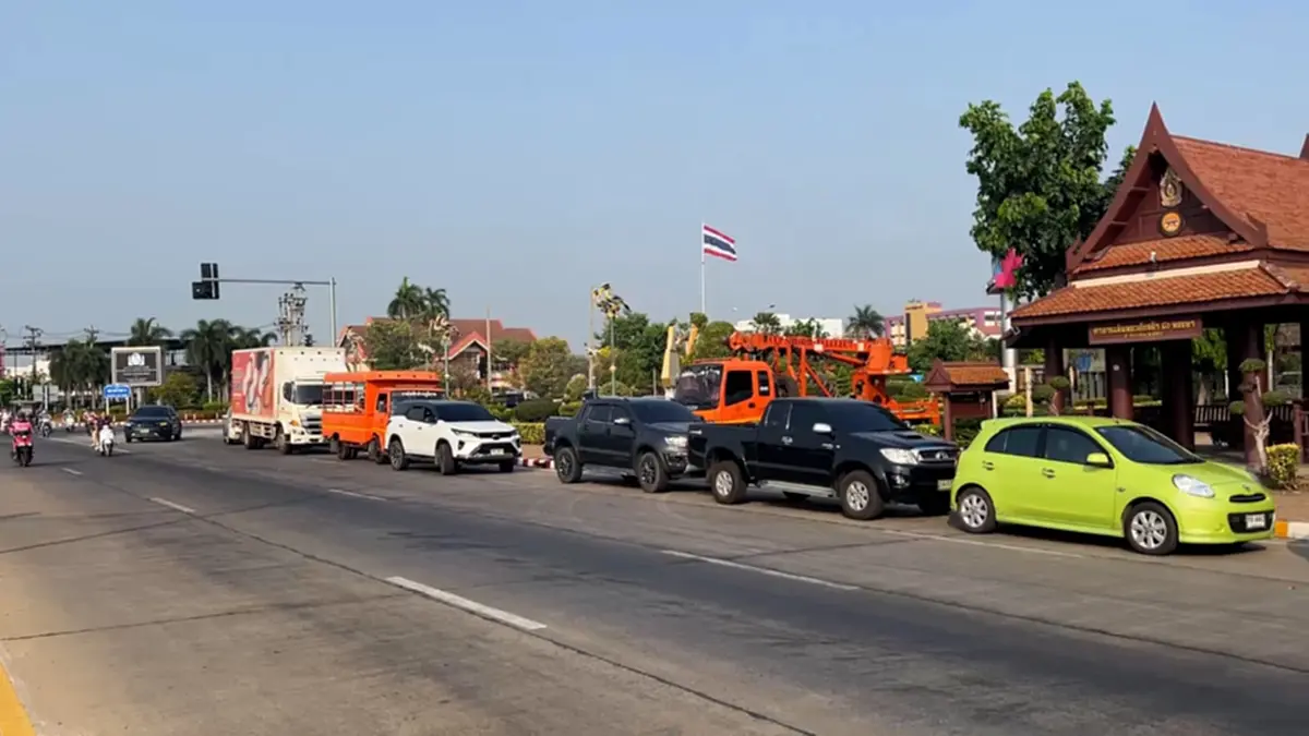 วิกฤตหนัก! แห่ต่อคิวเติมน้ำมันยาวเหยียด 1 กม. หามา 3 วัน 10 ปั๊มเพิ่งได้เติม