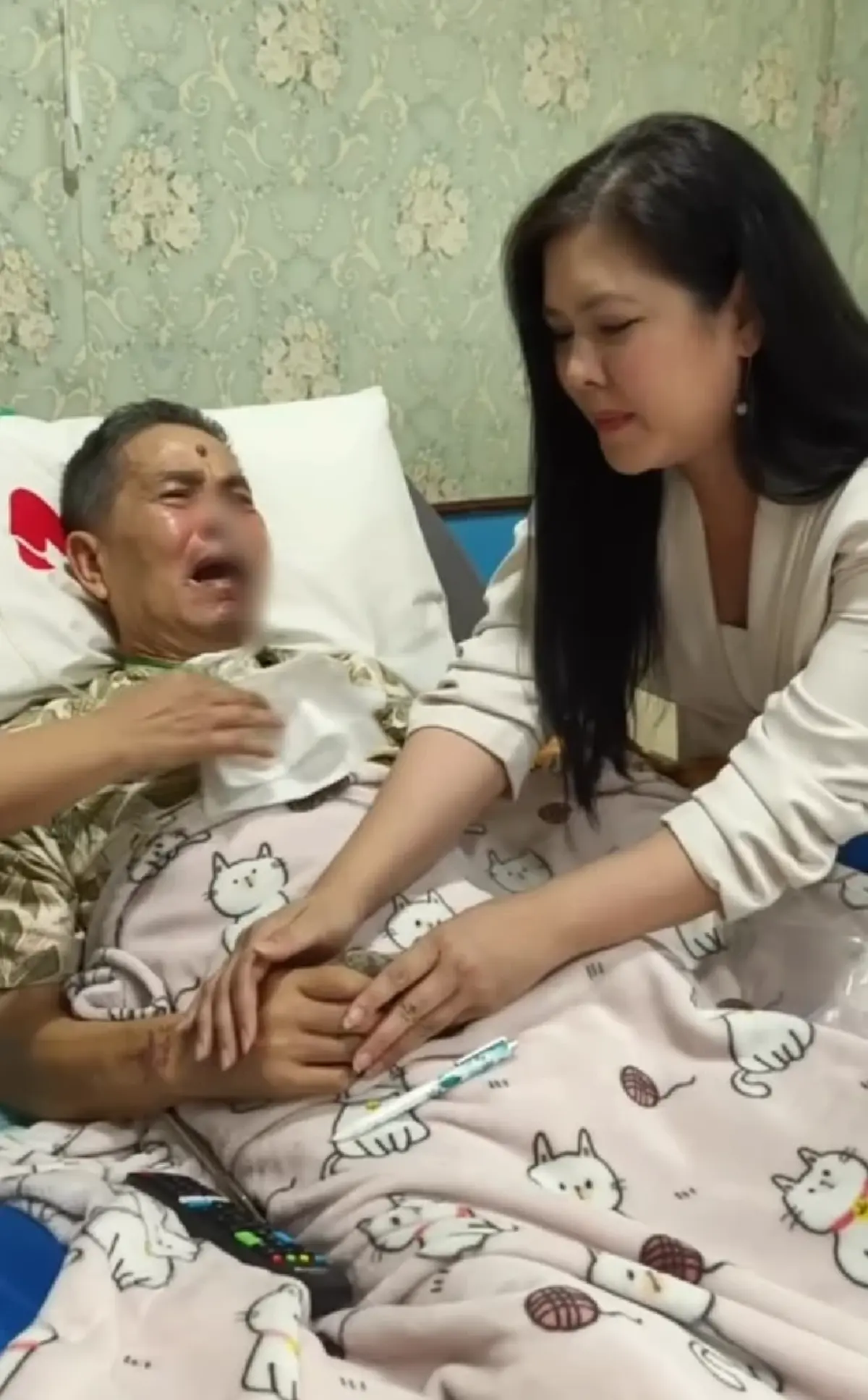 "เด๋อ ดอกสะเดา" กลั้นน้ำตาไม่อยู่ เห็นดาราสาวที่เคยร่วมงานมาเยี่ยม