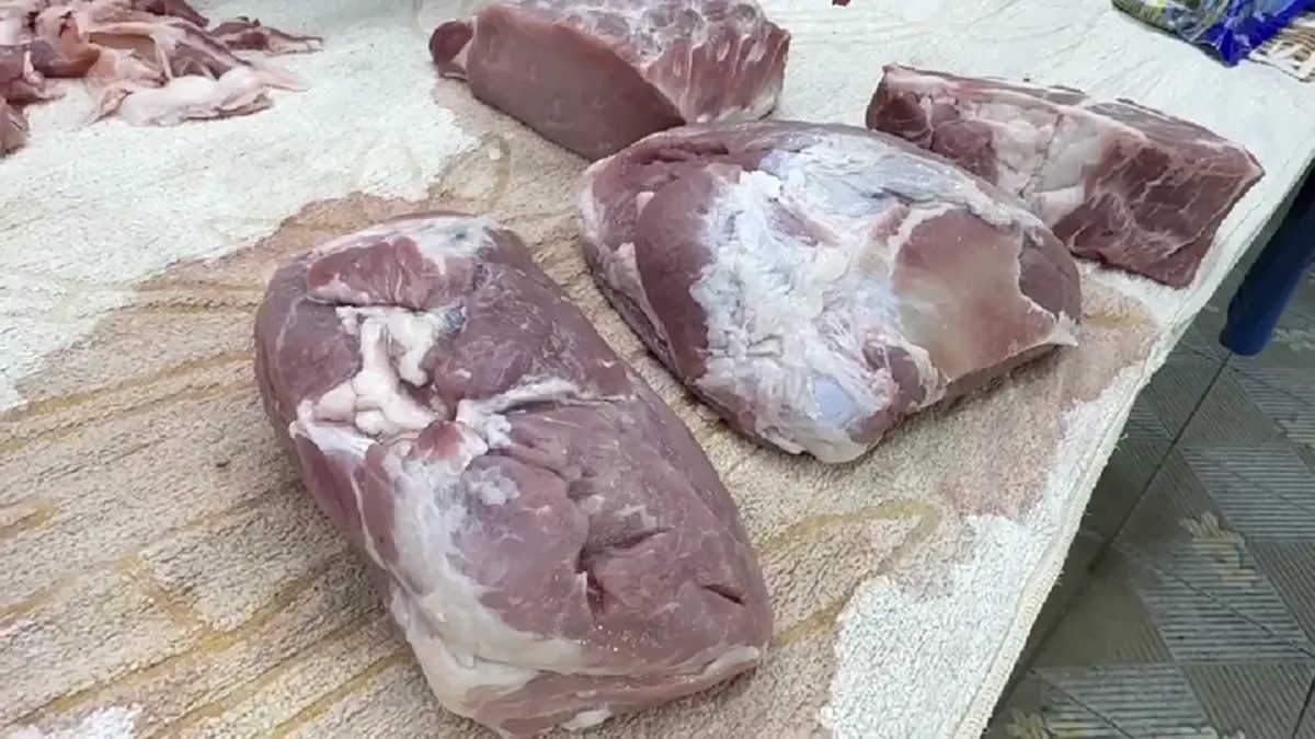 อ่วมหมูโลละ 200! แม่ค้าอ่างทองท้อพิษน้ำมันแพงทำตลาดเงียบเหงา