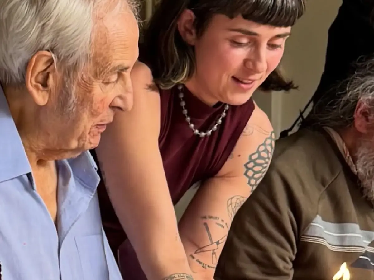 “ฮิวโก้” โพสต์ภาพคู่คุณพ่อวัย 90 ปี หล่อเท่เหมือนกันเป๊ะ