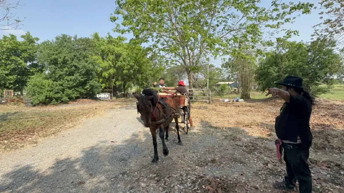 อาจารย์สักยันต์ชื่อดังควบม้าคู่ใจตระเวนหาซื้อน้ำมันปั๊มหลอด