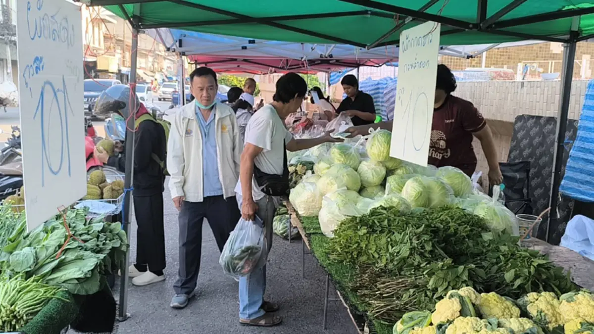 ถูกจริง! ผักถุงละ 10 บาท ชาวพิษณุโลกแห่ซื้อสวนกระแสน้ำมันแพง