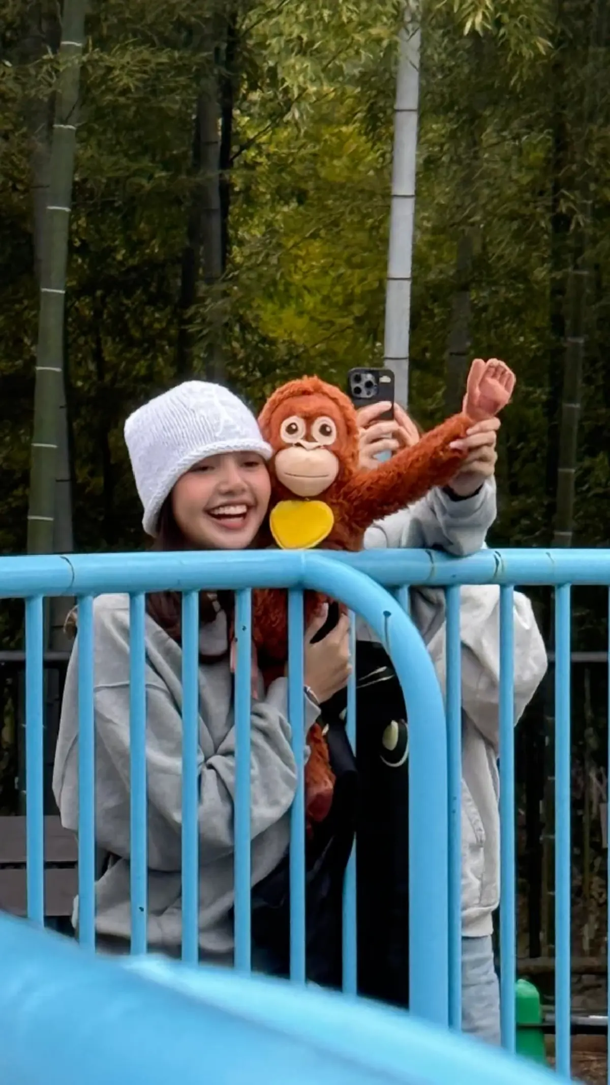 ใจฟูทั้งโซเชียล! “ลิซ่า ลลิษา” หอบตุ๊กตาลิงเยี่ยม “พันซ์คุง”