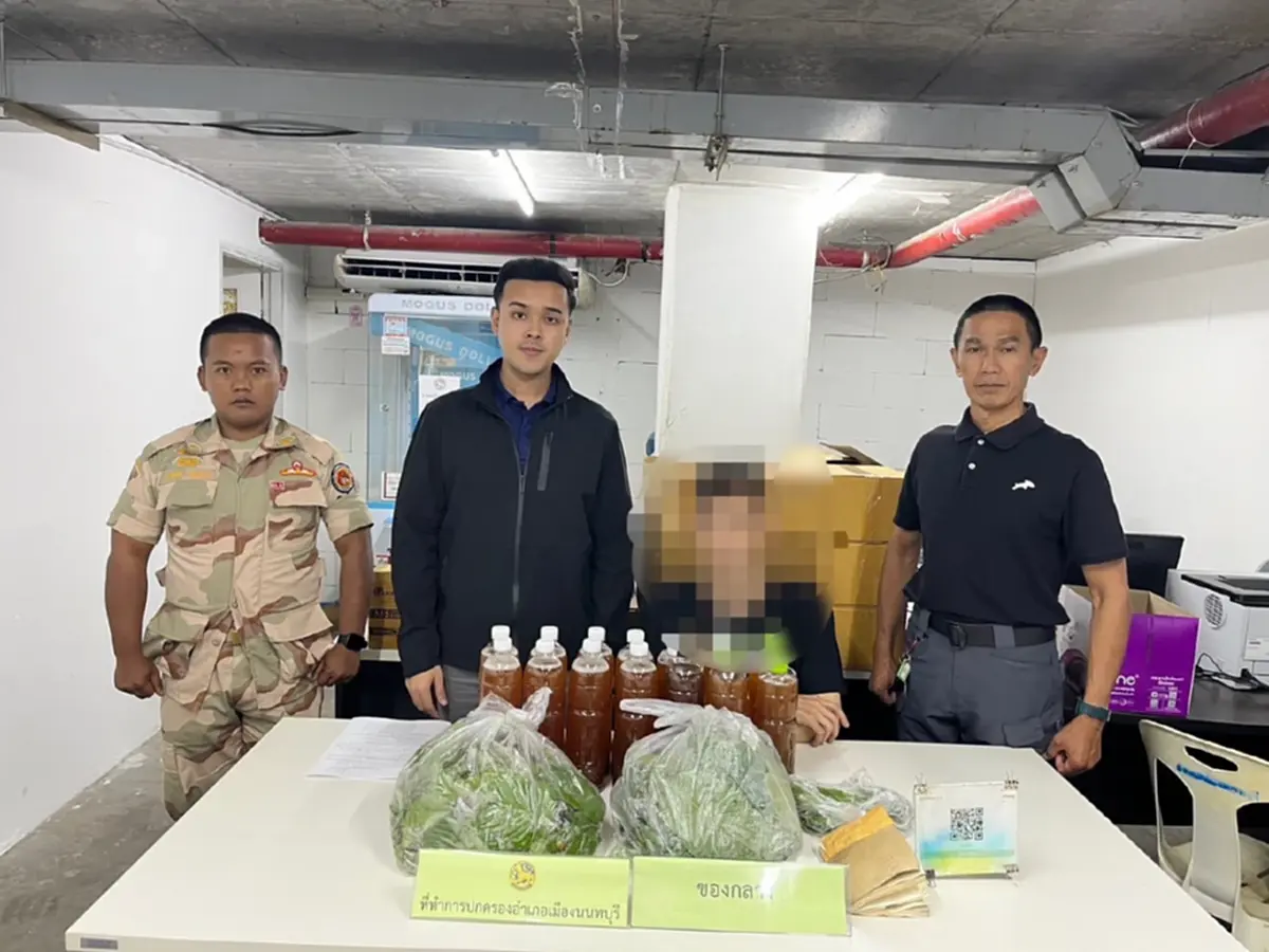 บุกจับแผงลอย น้ำกระท่อมผสมยา ไร้ใบอนุญาต ลูกค้าจับกลุ่มคึกคัก