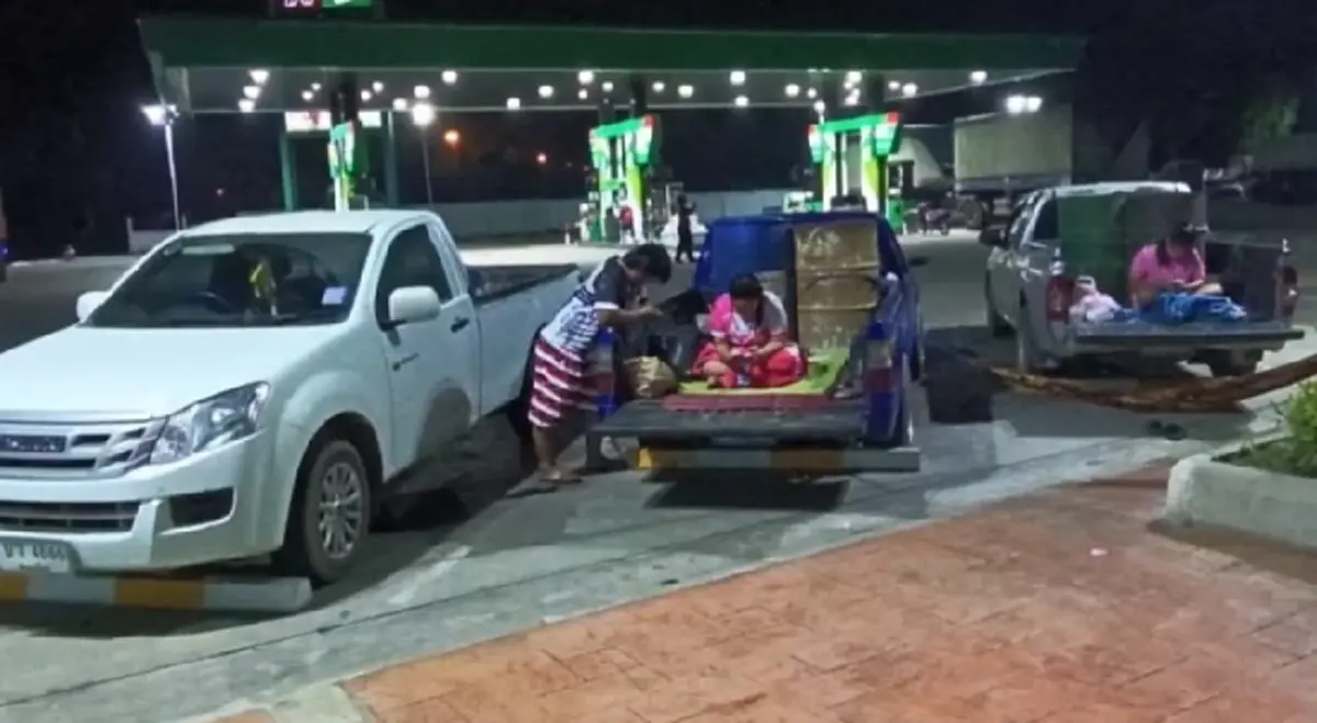 ดีเซลขาดแคลน! เกษตรกรเมืองสองแควหิ้วเสื่อหมอนจองคิวหน้าปั๊ม