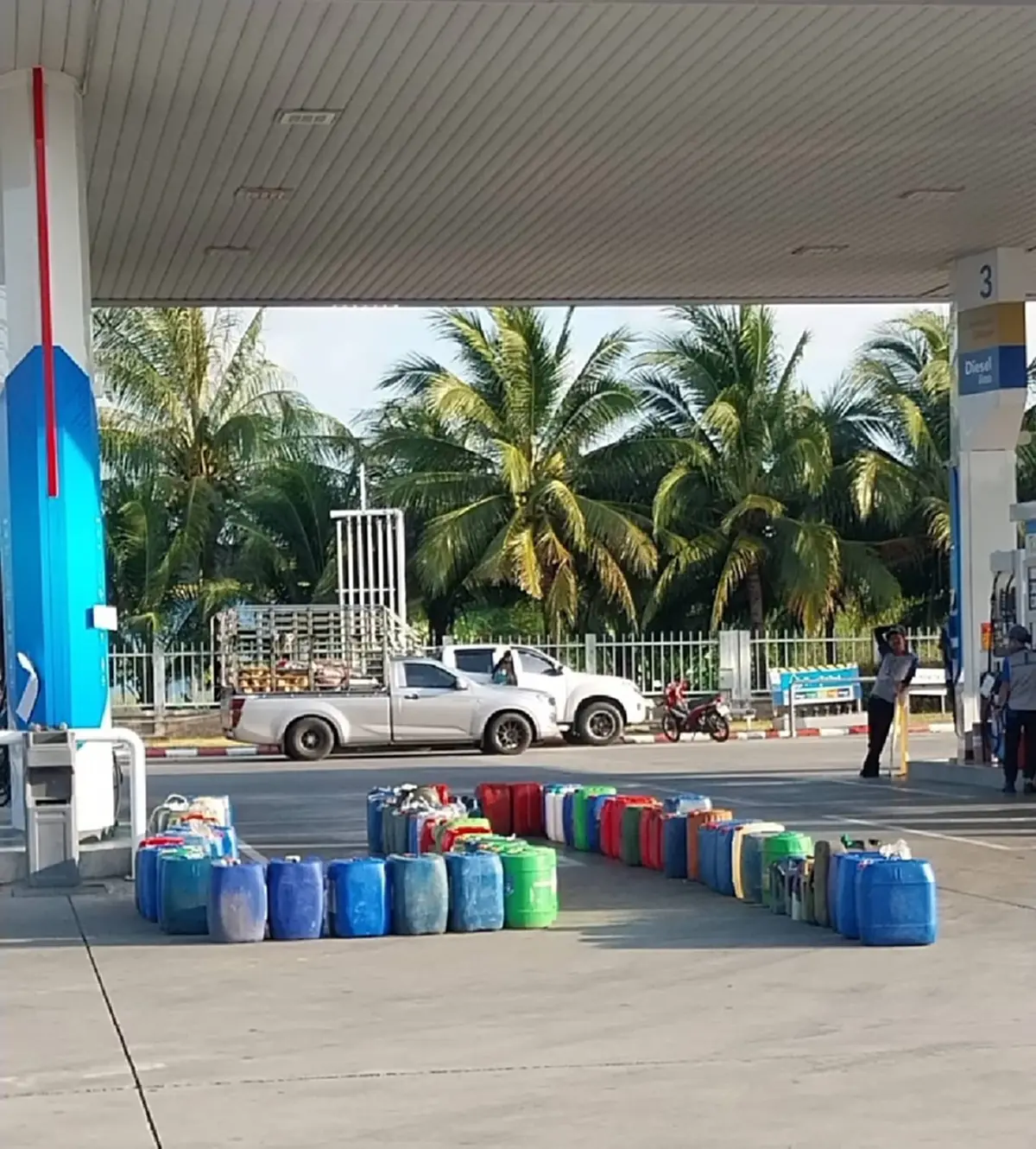 สงขลาวิกฤต! ชาวบ้านหิ้วแกลลอนนอนรอคิวเติมน้ำมันตั้งแต่ตี 2