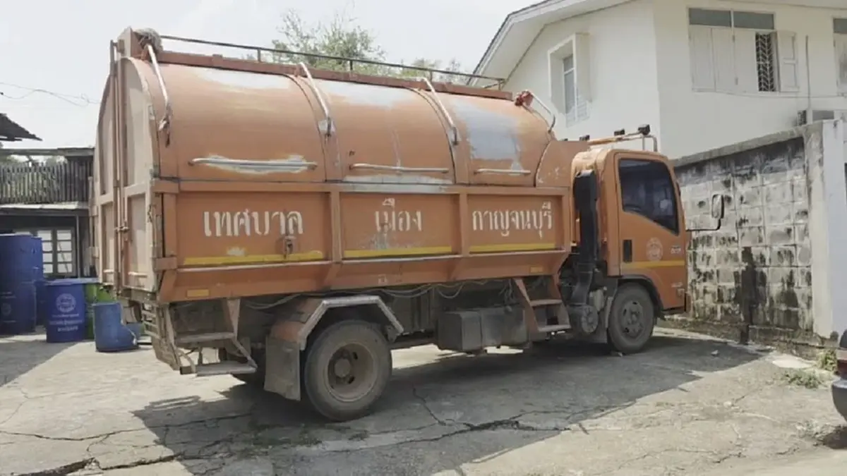 เมืองกาญจน์! รถขยะจอดสนิทน้ำมันเกลี้ยงปั๊ม แจ้งปรับเวลาเก็บ