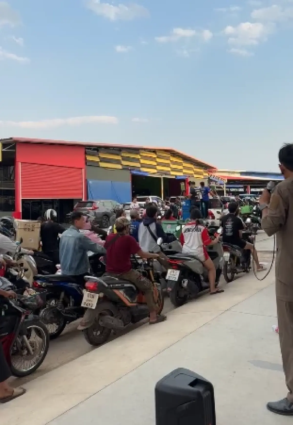 ฮือฮา เสี่ยเล่ เต็นท์รถประกาศให้ จยย.มาเติมน้ำมันเต็มถังแค่ 7 บาท