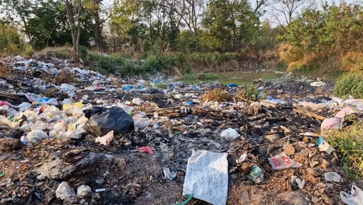 ชาวบ้านหลุ่งประดู่โวยบ่อขยะพิษ จี้นายก อบต. ใหม่เร่งย้าย