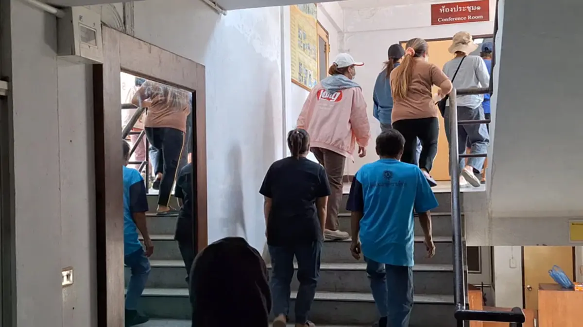 ผกก.เถินเรียกสอบ 28 ชาวบ้าน รุมเก็บกุ้งจากเหตุรถกระบะคว่ำ