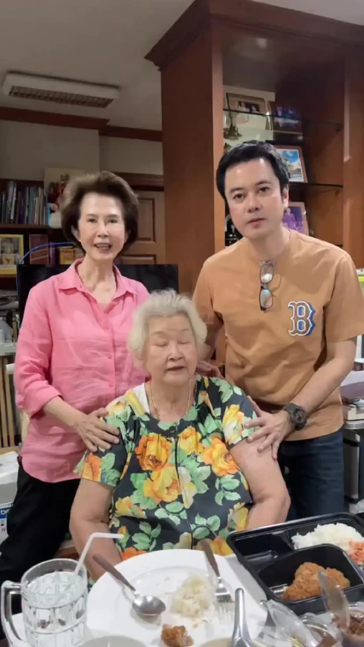 ฮือฮาโซเชียล! คุณแม่ “ดวงดาว จารุจินดา” อายุ 97 ปี ยังสวยสดใส 