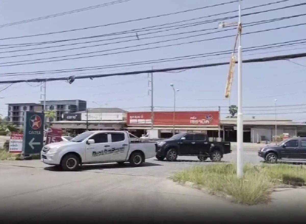 นครพนมวุ่น รถแห่เติมน้ำมันคิวล้นปั๊ม หลังตื่นข่าวลือ