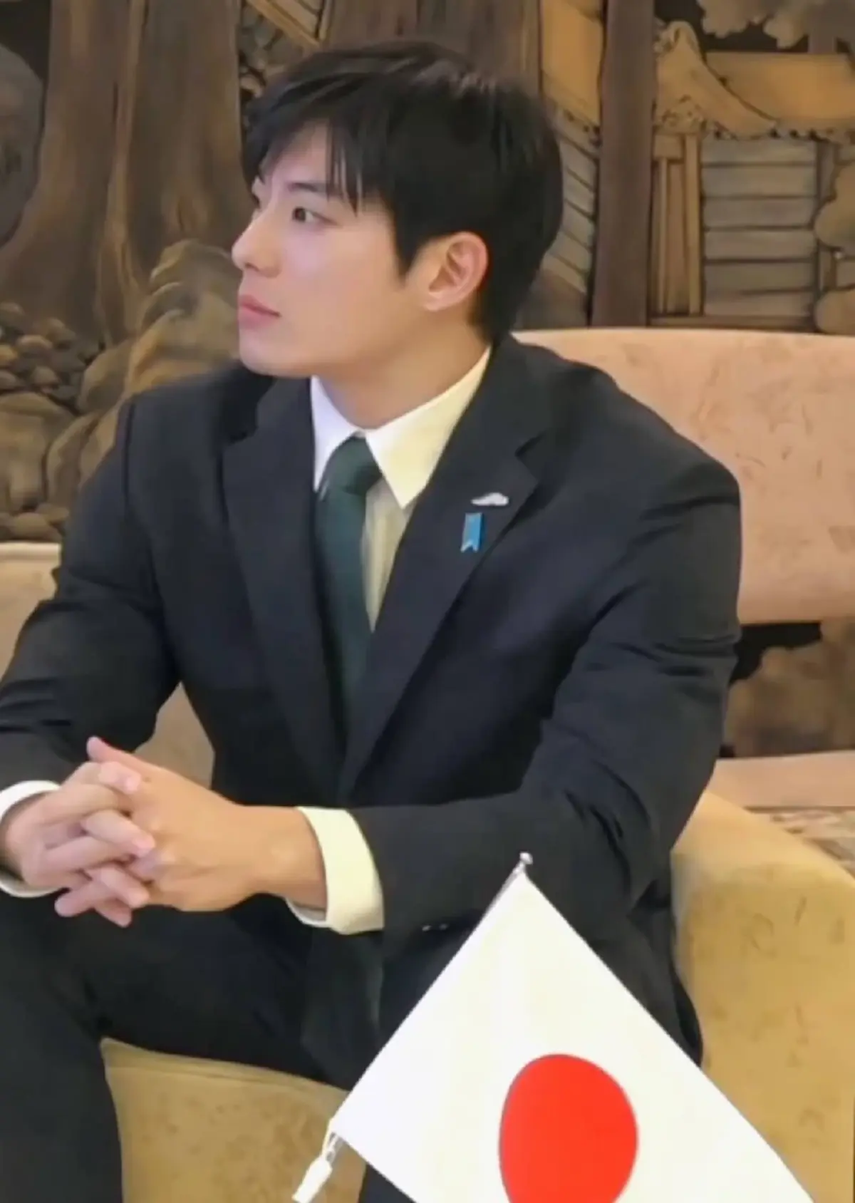 ไวรัลทั้งประเทศ  หนุ่ม วัย 35 ปี ผู้ว่าฯฟุกุอิคนใหม่ หล่อโปรไฟล์ปัง