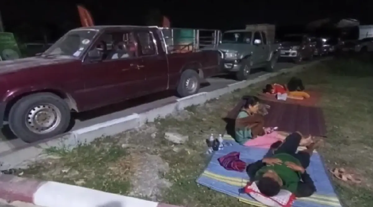 ดีเซลขาดแคลน! เกษตรกรเมืองสองแควหิ้วเสื่อหมอนจองคิวหน้าปั๊ม