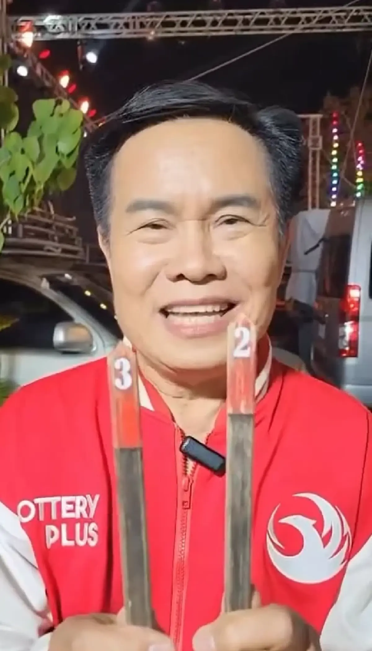 ลูกทุ่งดัง มนต์สิทธิ์ คำสร้อย โชว์เลขเซียมซี เขย่าได้เลขสวย