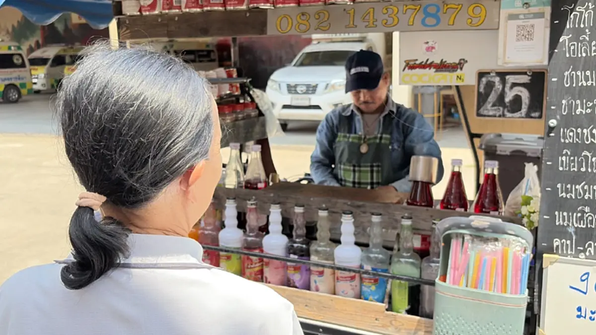 พ่อค้าโคราชขายกาแฟราคาบุญที่ฮุก 31 ส่งกุศลช่วยลูกป่วยดาวน์