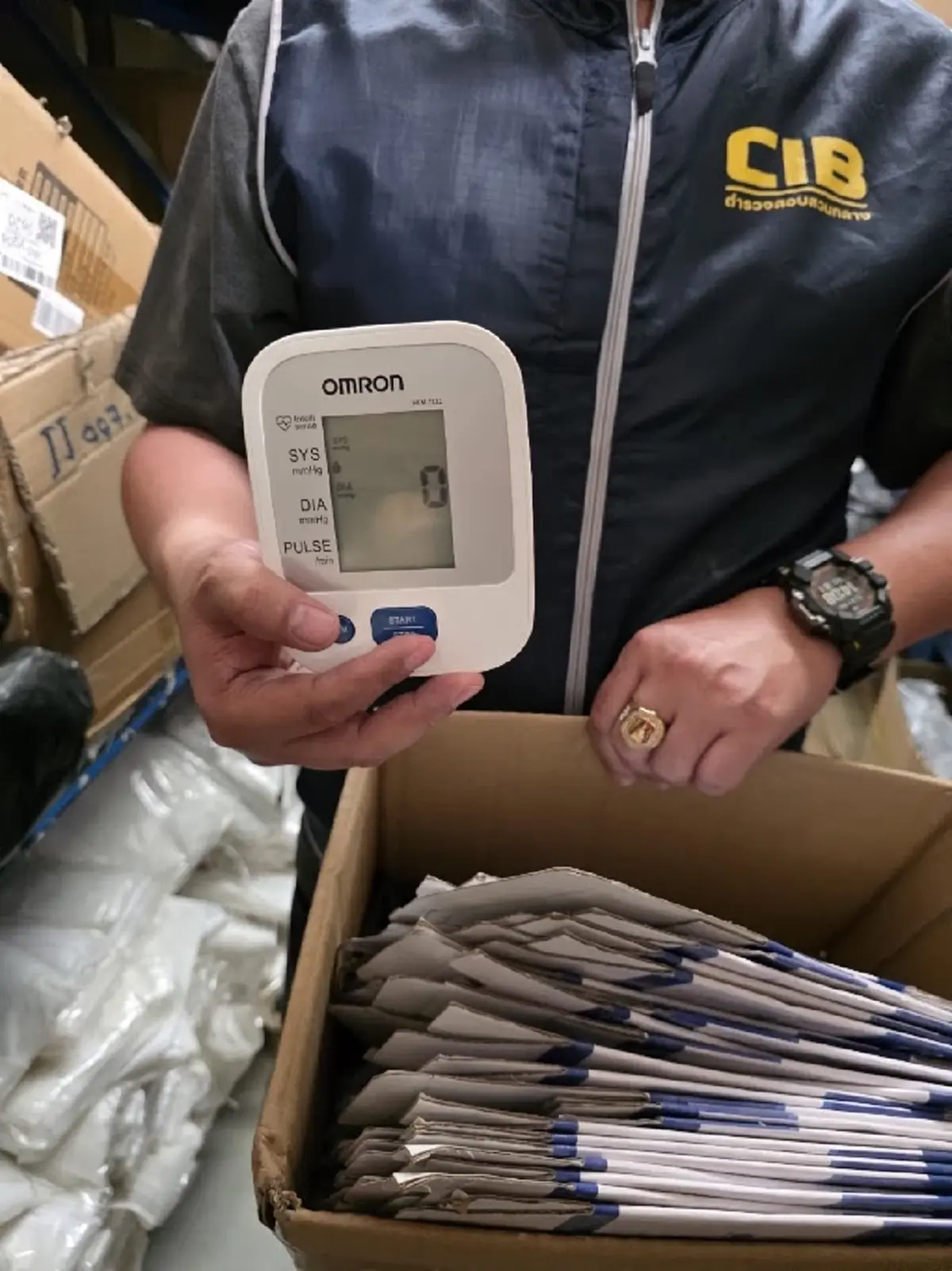 เช็กก่อนซื้อ ทลายโกดังเครื่องวัดความดันปลอมยี่ห้อดัง กว่า 2 ล้าน