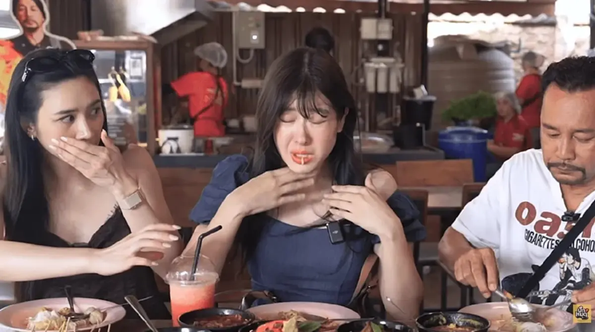 นาทีชีวิต ดาราสาว-ยูทูบเบอร์ดัง ลูกชิ้นติดคอ ขณะถ่ายรายการ 