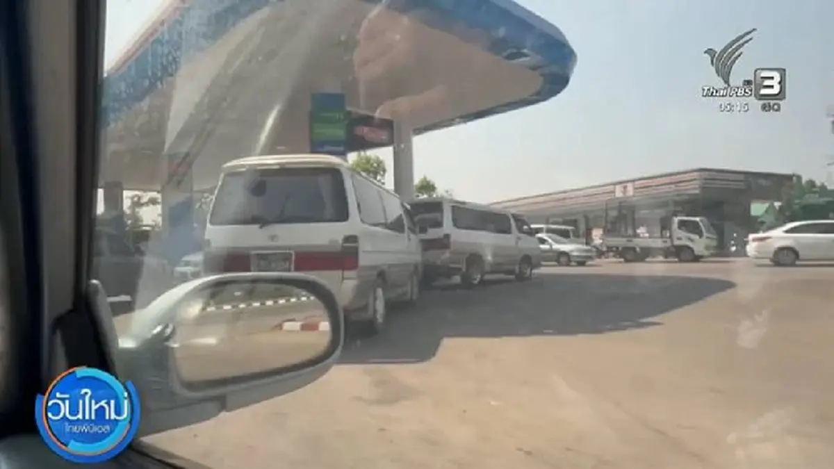 ถึงว่า คนเมียนมาเร่งเติมน้ำมันฝั่งไทย แน่นลานปั๊มแม่สาย - แม่สอด