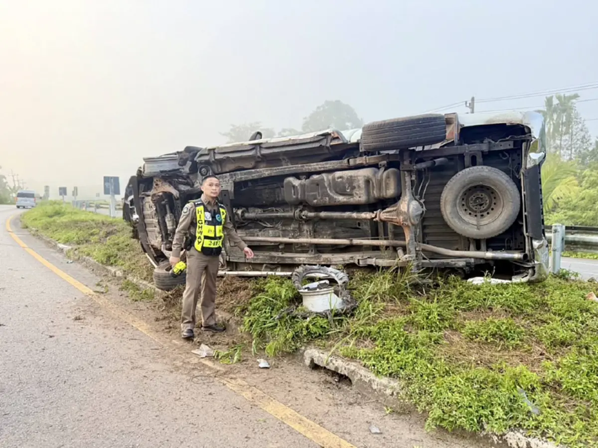 ซิ่งหนีด่านย้อนศร 20 กม. ก่อนพลิกคว่ำเทกระจาด พบต่างด้าว 12 ราย