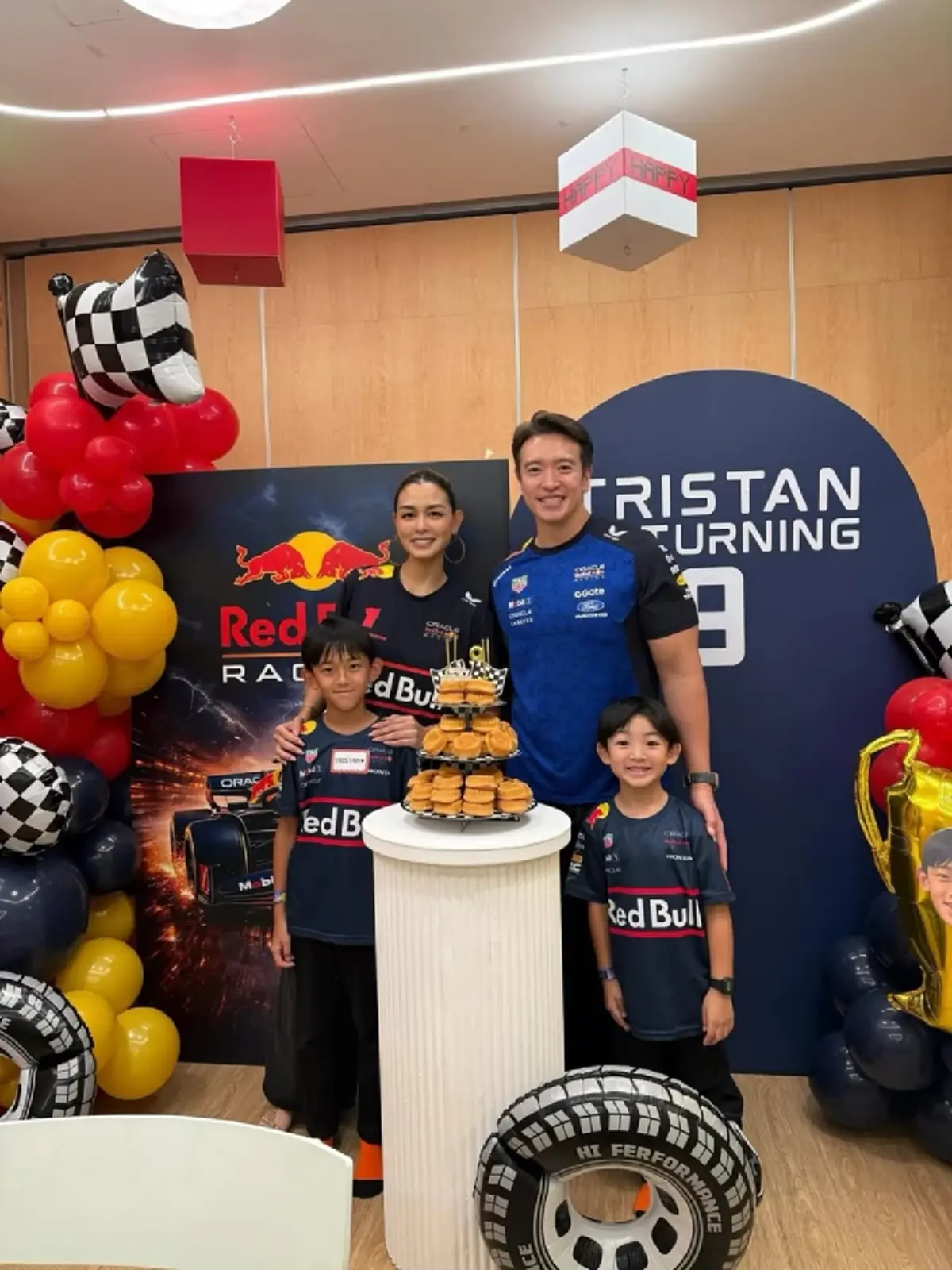 “ชาย ชาตโยดม” ฉลองวันเกิดลูกชาย 9 ขวบ แค่ 4 คนแต่เต็มไปด้วยรัก