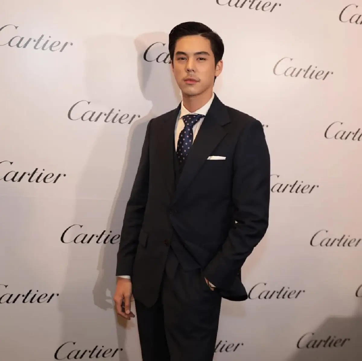 “พีช พชร” คว้าปริญญาโทใบที่ 2  ครอบครัว “จิราธิวัฒน์” ร่วมยินดี 