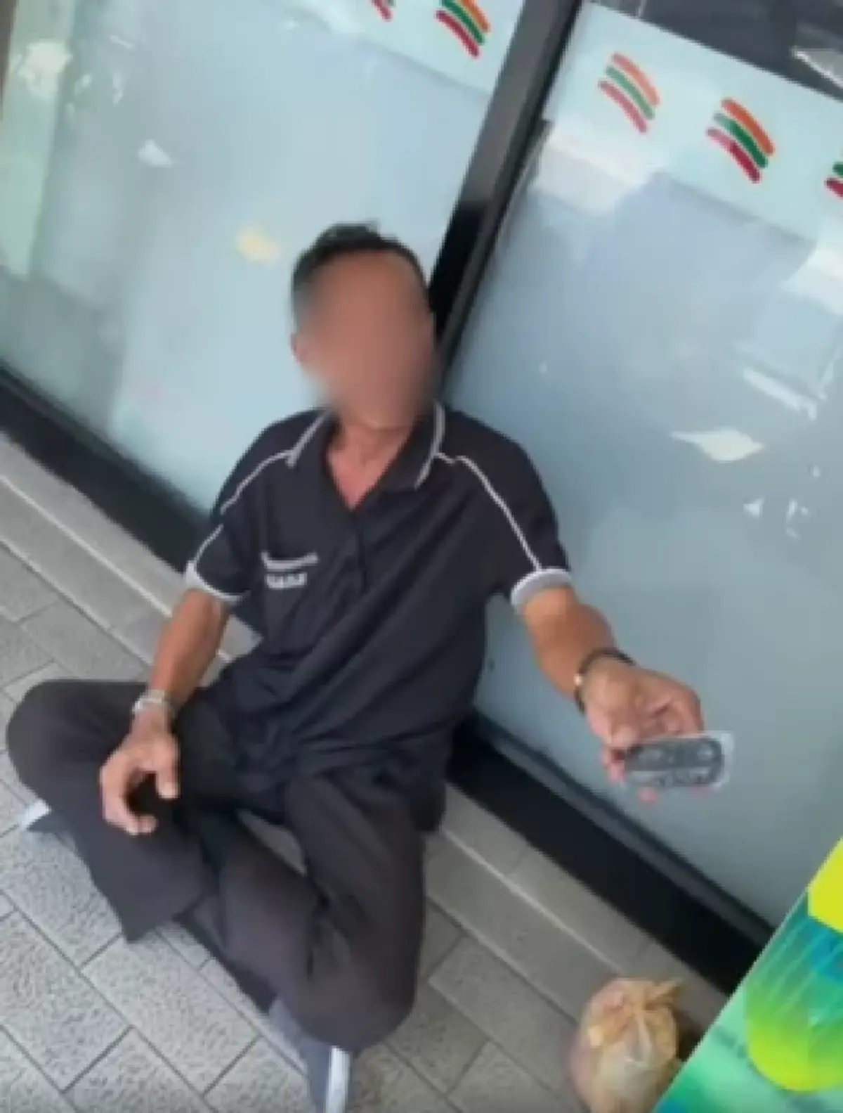 สาวควักเงิน 20 บาท ให้ชายนั่งหน้าร้านสะดวกซื้อ สุดท้ายจบหักมุม