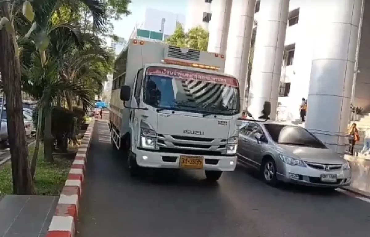 เผยสภาพล่าสุด "ทนายตั้ม - ภรรยา" เบิกตัวจากเรือนจำเดินทางมาศาล