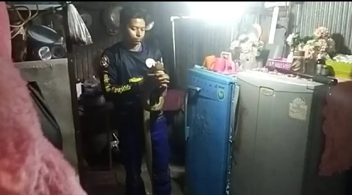 แห่ส่อง งูจงอางขดตัวหิ้งพระ ชาวบ้านจับจ้องเลขบ้านลุ้นโชค