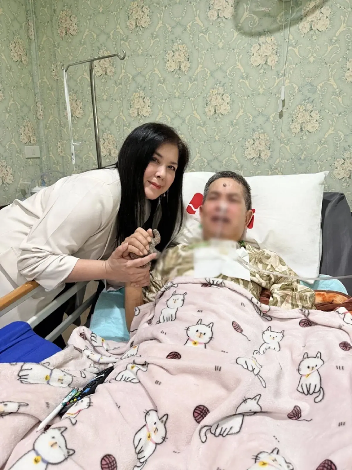 "เด๋อ ดอกสะเดา" กลั้นน้ำตาไม่อยู่ เห็นดาราสาวที่เคยร่วมงานมาเยี่ยม