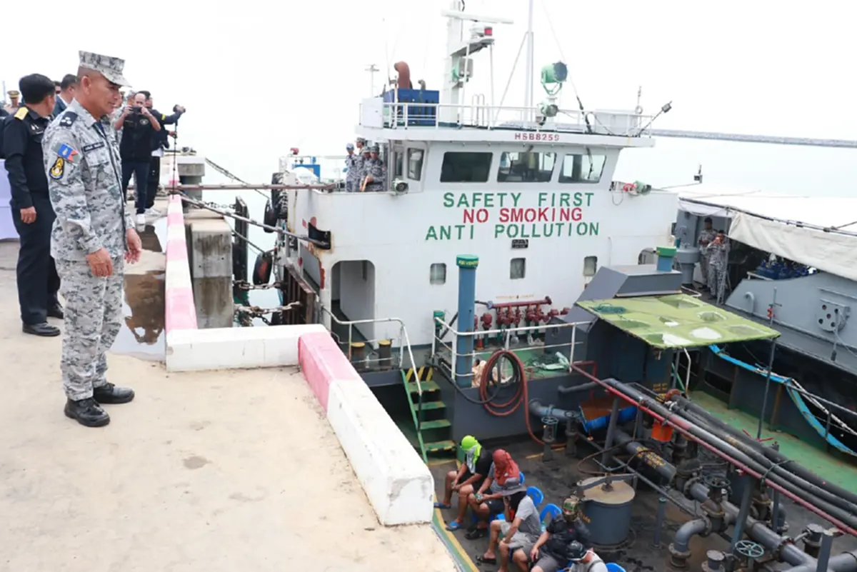 จับเรือขนน้ำมันหนีภาษี กว่า 300,000 ลิตร มุ่งหน้าแม่น้ำเจ้าพระยา