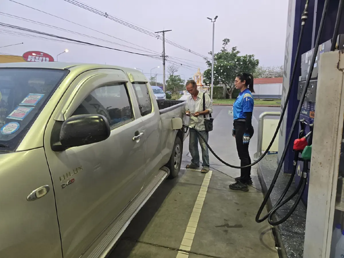 น้ำใจเจ้าของปั๊มกำแพงเพชรแจกน้ำเต้าหู้ฟรีปลอบใจคนรอคิวน้ำมัน