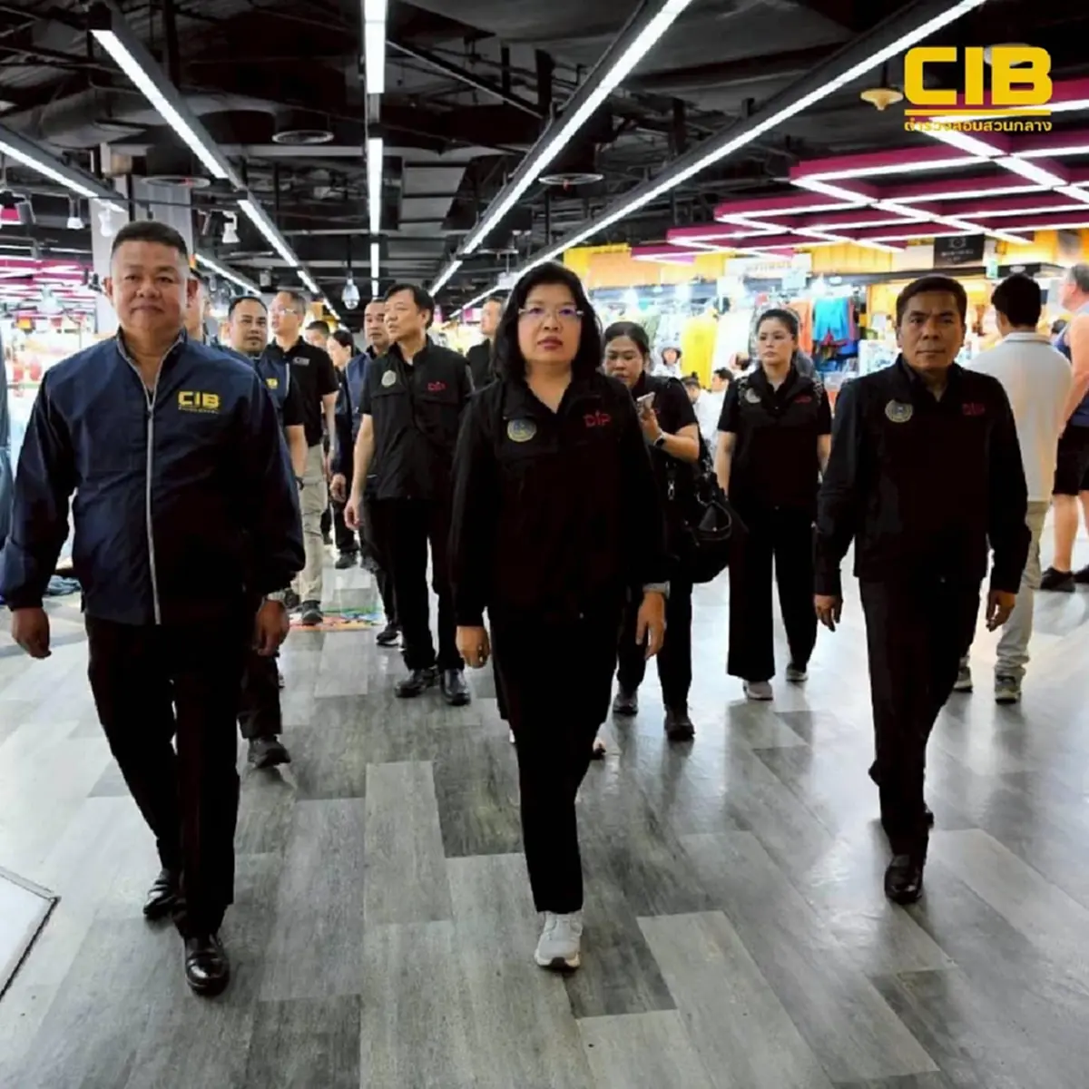 บุกห้างดังปทุมวัน รวบ 6 ผู้ต้องหา ขายสินค้าปลอม ของกลางกว่า 70 ล้าน