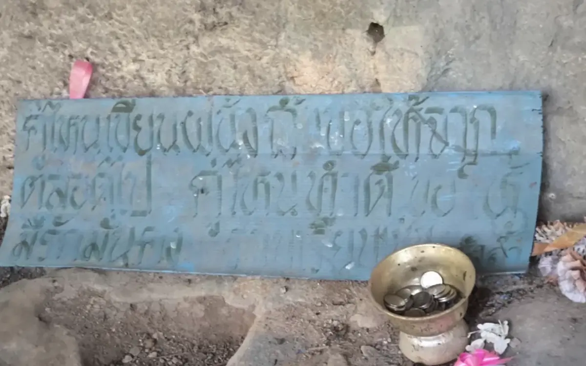 ประจานมือบอน! นทท.สลักชื่อเต็มผาหอบลำปาง แหล่งหินล้านปี