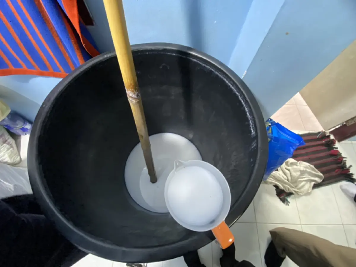 รวบลุงแสบ ผสมสูตรแชมพูกวนมือปลอมแบรนด์ดัง ขายตลาดนัด อ้างหลุด QC