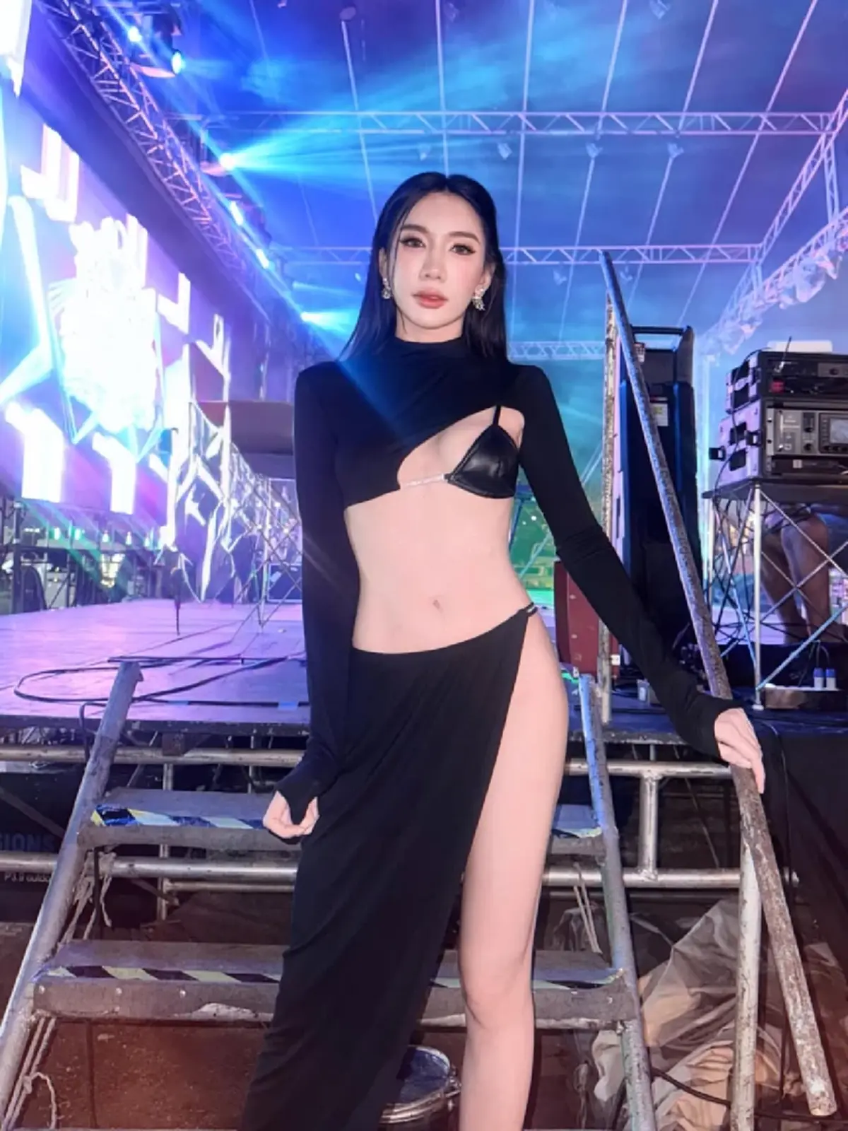 “เบนซ์ พริกไทย” ชุดแซ่บสะเทือนเวที   เจอกระแสวิจารณ์สนั่น