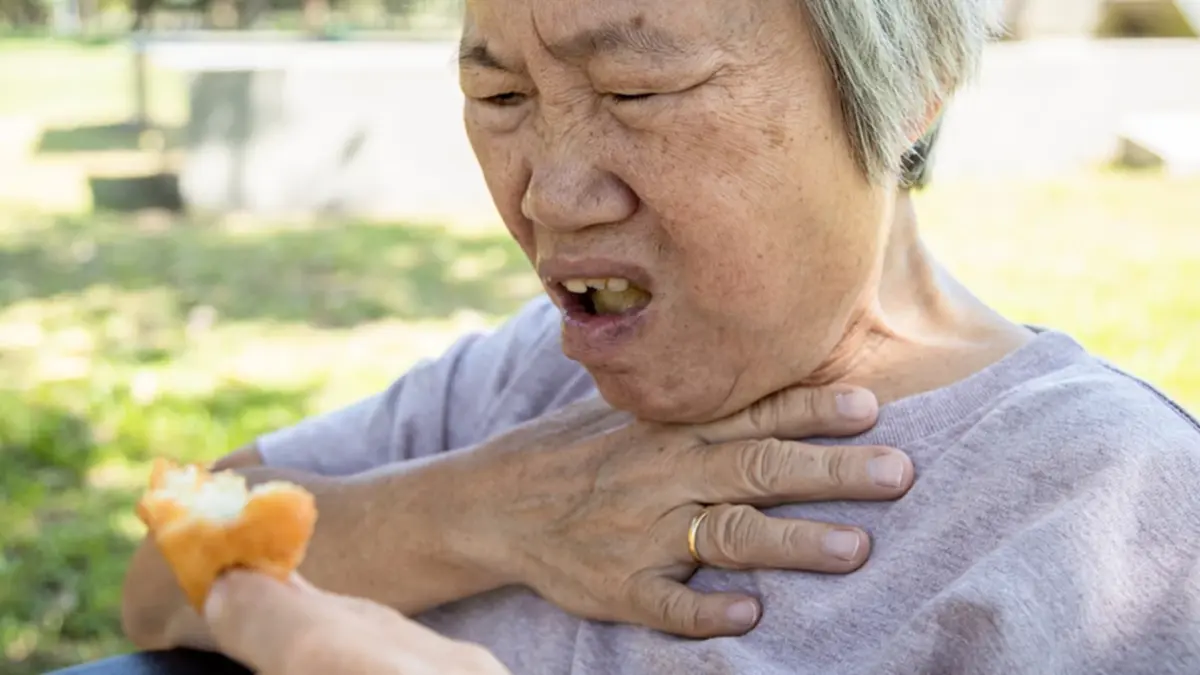 เช็ก 5 อาการ “กลืนลำบาก” ในผู้สูงวัย เสี่ยงอันตรายถึงชีวิต