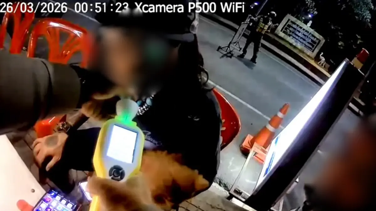 ผ้าเหลืองฉาว! รวบพระสวมวิก เมาซิ่งกระบะพาสีกาเที่ยวกลางดึก