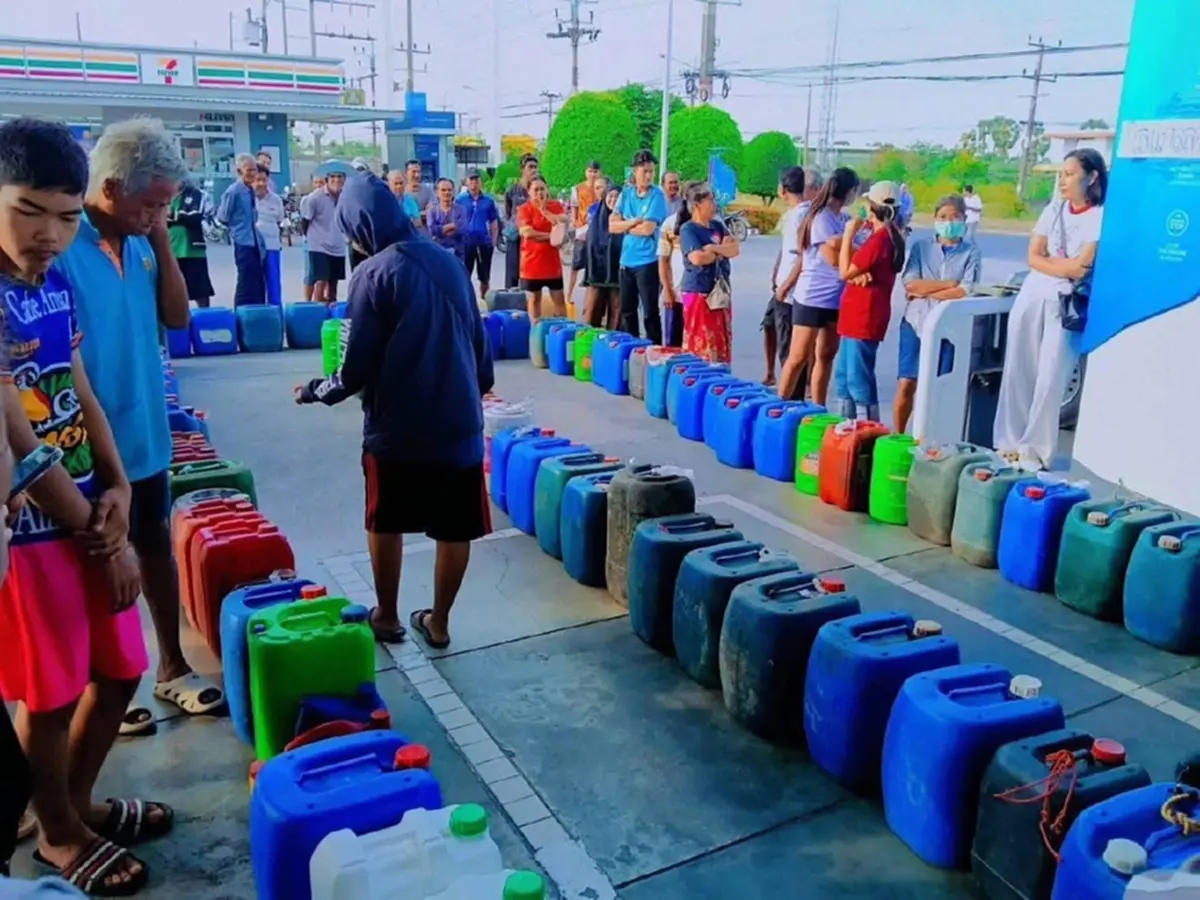 สงขลาวิกฤต! ชาวบ้านหิ้วแกลลอนนอนรอคิวเติมน้ำมันตั้งแต่ตี 2