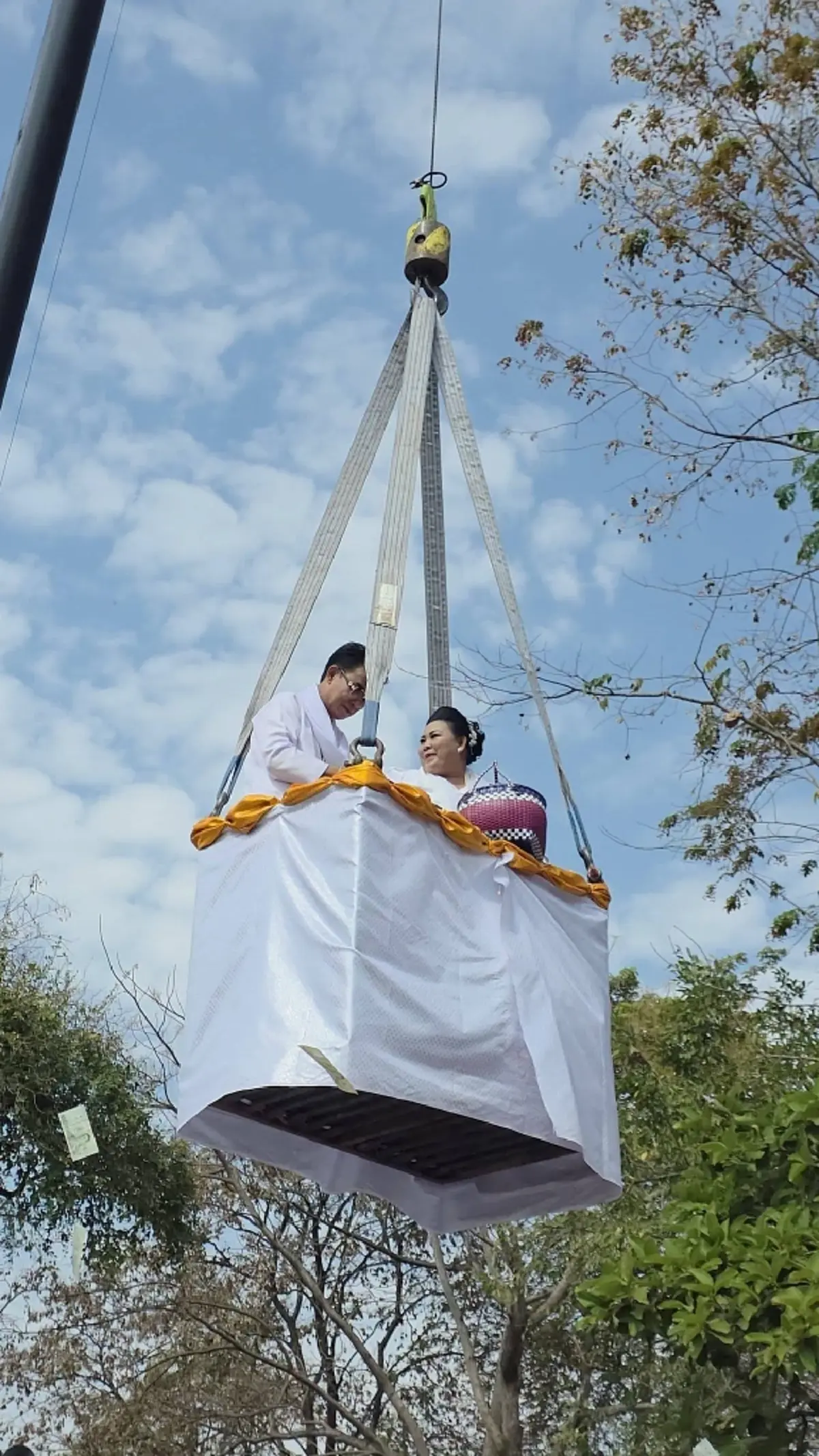 เลขชัด 3 ตัว พิธีวางศิลาฤกษ์สร้างพระใหญ่ แม่ครูหอมหวน โปรยทาน 1 แสน