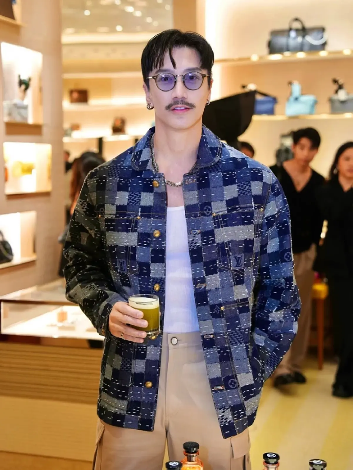 ขยี้ตารัว หนุ่มใหญ่คนนี้เพิ่งอายุ 60 แต่ลุคล่าสุดทำทั้งเน็ตอึ้ง