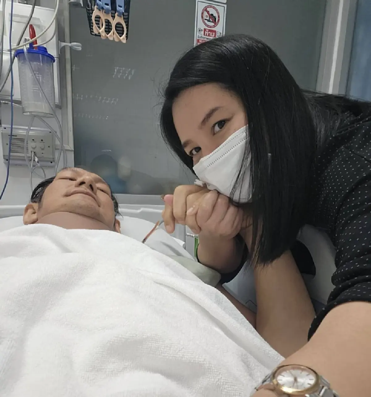 ภรรยา โยกเยก เชิญยิ้ม อัปเดตอาการสามี หลังผ่าตัดกว่า 6 ชั่วโมง