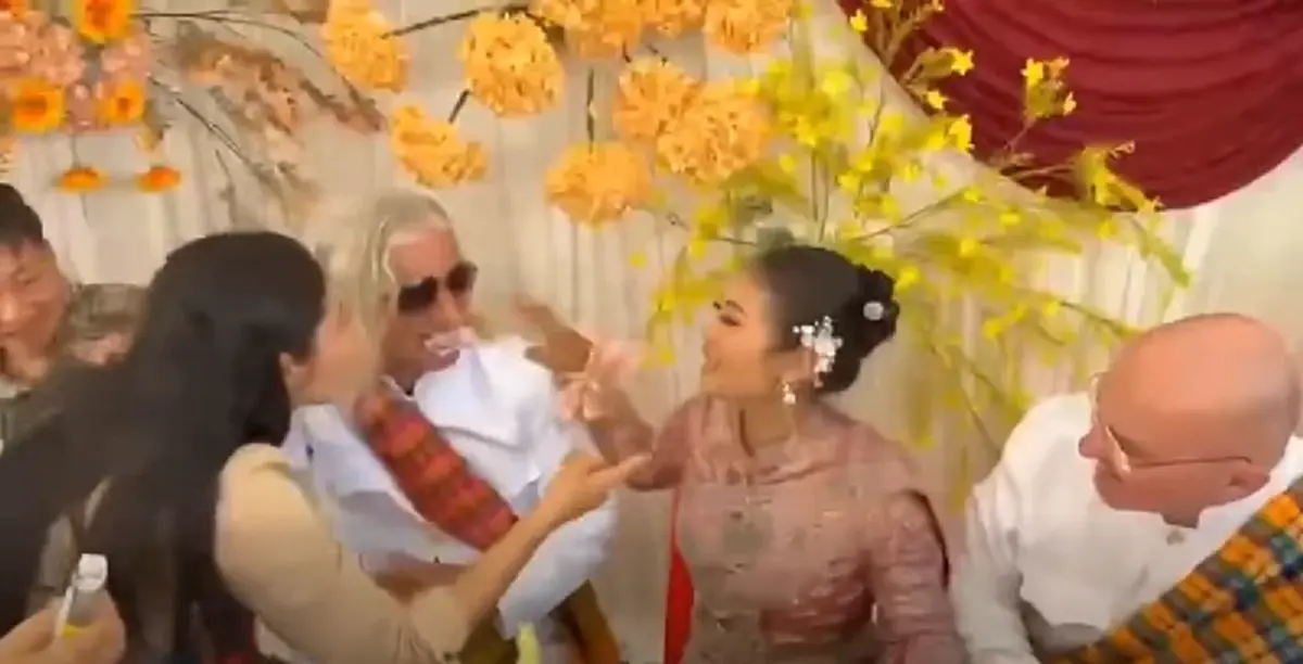 ถึงว่า อดีตนักร้องสาวตัดสินใจแต่งงานกับเจ้าบ่าวชาวต่างชาติ 2 คน