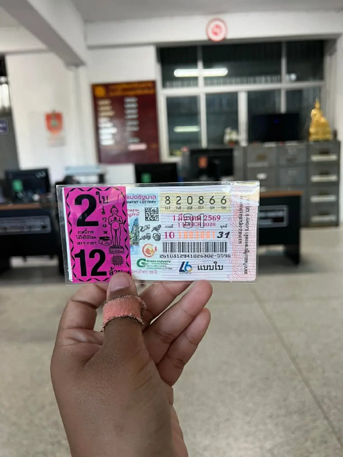 แห่ยินดี หลานยายกอบ ชีวิตพลิก ถูกรางวัลที่ 1 รับทรัพย์ 12 ล้าน